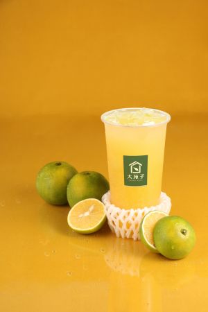 雙十國慶「15家手搖飲優惠」 咖啡買10送10!多多綠10元 ▲大苑子國慶優惠台灣鮮搾柳丁綠「買2送1」。(圖/大苑子提供)