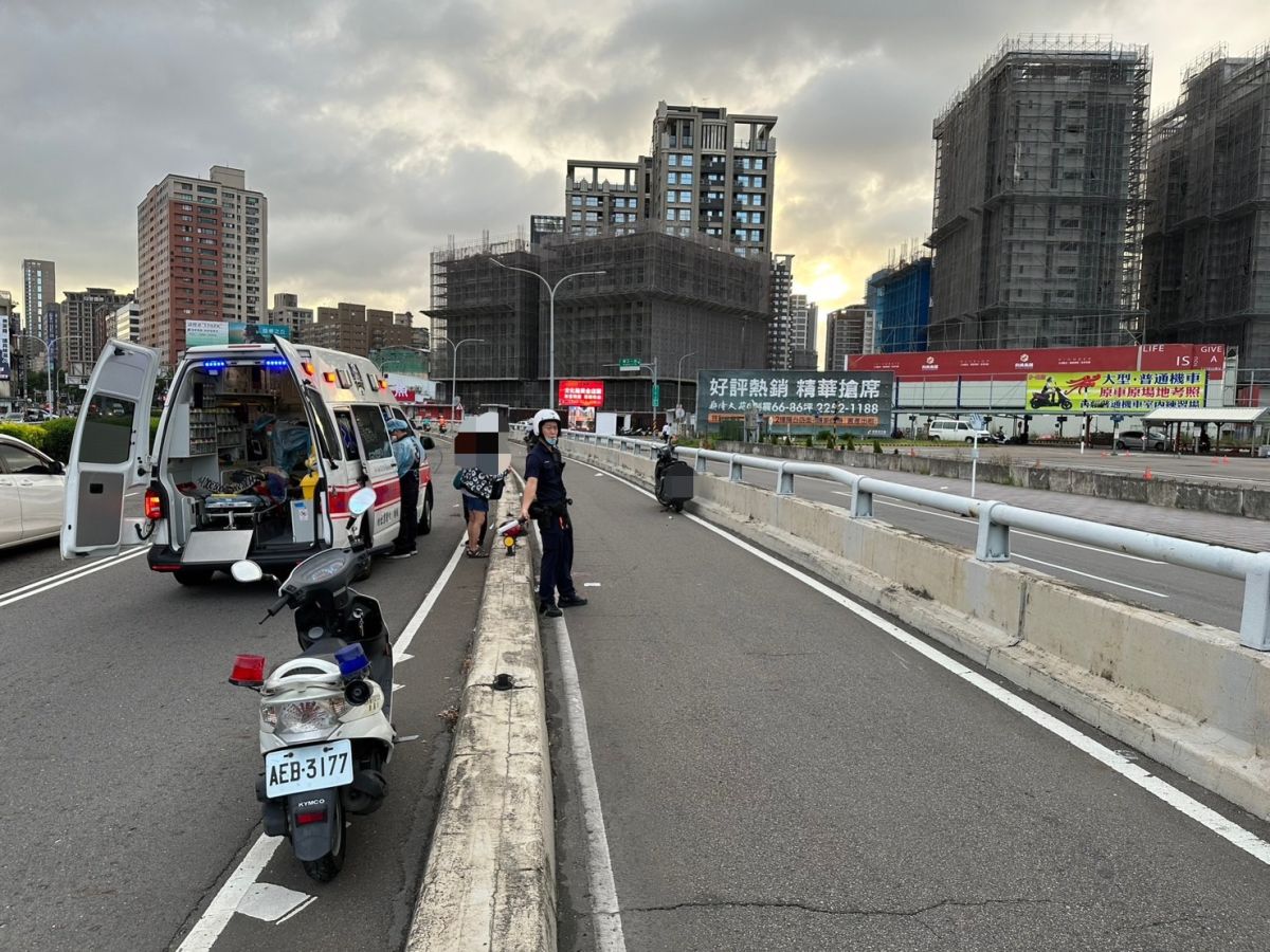 ▲謝姓男子（71歲），今天（6日）下午騎車行經華江橋時，不明原因自撞橋墩。（圖／翻攝畫面）