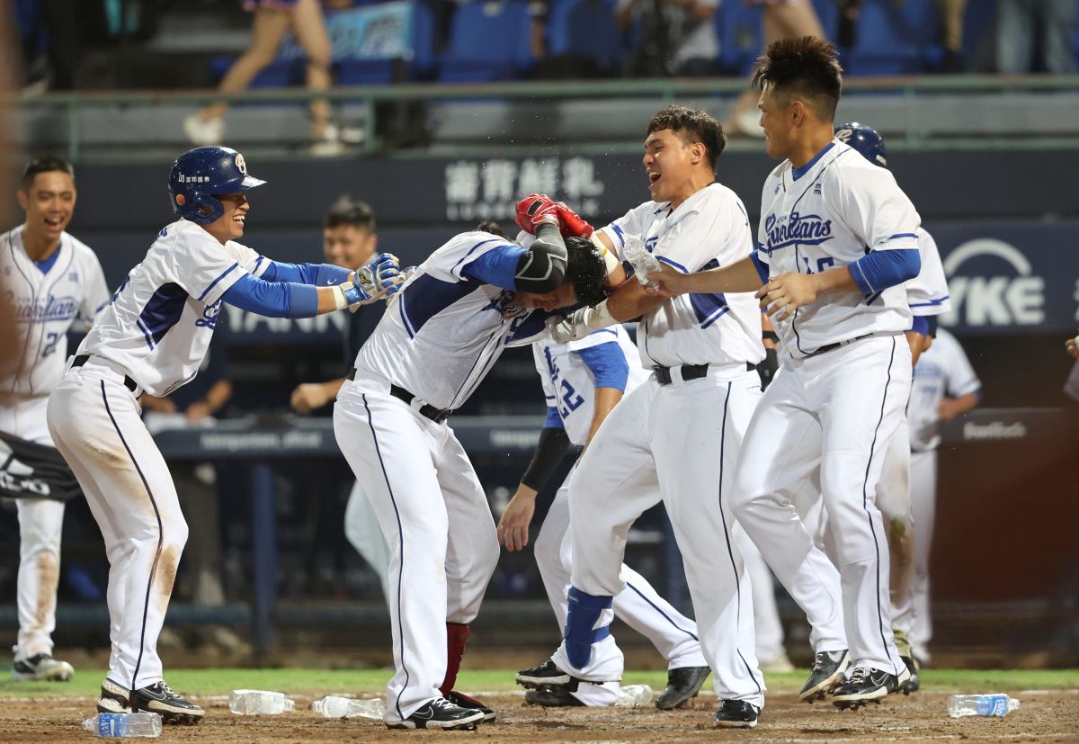 ▲富邦悍將高國麟敲出代打再見滿貫砲(圖/富邦悍將球團提供)