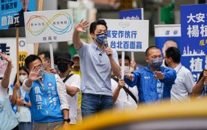 蔣萬安 ▲蔣萬安今日陪同議員參選人站路口拜票。(圖/蔣萬安辦公室提供)