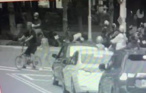 ▲經調閱路口監視器發現,持刀男與單車女進入高雄市鼓山區一處大樓。警方已對單車女進行訪談,後續將通知亮刀男到案說明,並移請高雄地檢署偵辦。(圖/記者郭凱杰翻攝) ▲經調閱路口監視器發現,持刀男與單車女進入高雄市鼓山區一處大樓。警方已對單車女進行訪談,後續將通知亮刀男到案說明,並移請高雄地檢署偵辦。(圖/記者郭凱杰翻攝)