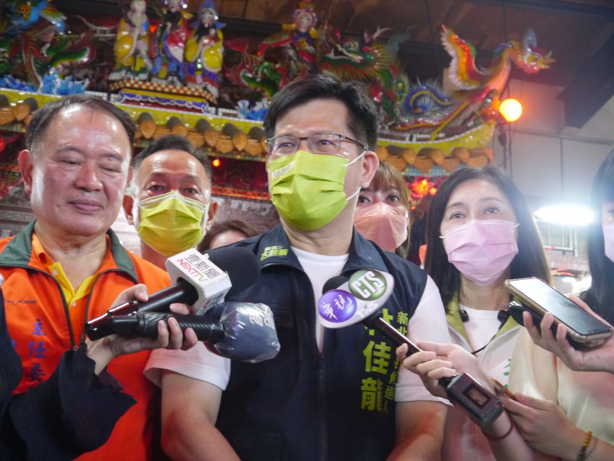 ▲對於對手陣營批評交通部長任內大撒幣，林佳龍到三重果菜市場掃街拜票時受訪回應當交通部長時本來就是延續施政，質疑新北市府花5000萬元弄新北幣卻沒有人在用，呼籲「對手不要有嘴說別人，迴力鏢卻打到自己」。（圖／記者吳嘉億攝，2022.10.7）