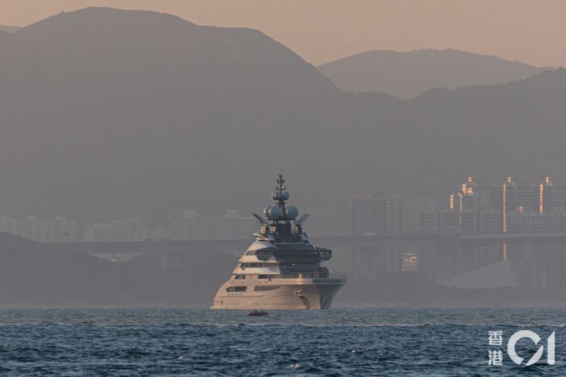 ▲俄羅斯總統蒲亭的好友、鋼鐵大亨莫爾達紹夫擁有的一艘超級豪華遊艇近日「神秘地」在香港靠泊。（圖／翻攝自《香港01》）