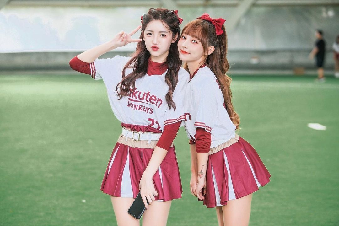 ▲林襄（右）和菲菲在樂天新歌《Rise Up》裡表現吸睛。（圖／翻攝自林襄IG）