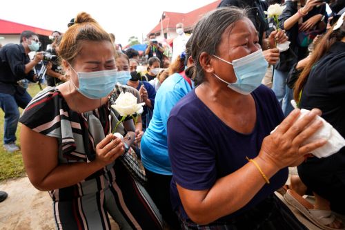 ▲泰國東北部一所托兒所10月6日發生槍擊案，造成38人死亡，家屬趕到現場悲痛欲絕。（圖／美聯社／達志影像）