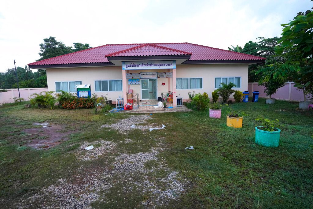 ▲泰國東北部一家幼托中心日前發生36死慘重槍擊，罹難者中24人是孩童。CNN記者在未經許可下擅闖犯罪現場拍攝挨轟，CNN今天道歉，停播相關報導並下架影片。（圖／美聯社／達志影像）