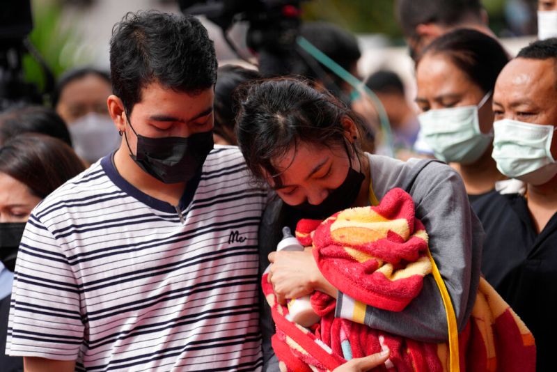 ▲泰國東北部的托兒所發生殘忍殺戮案，造成38人死亡，受害家屬在現場痛哭失聲。（圖／美聯社／達志影像）