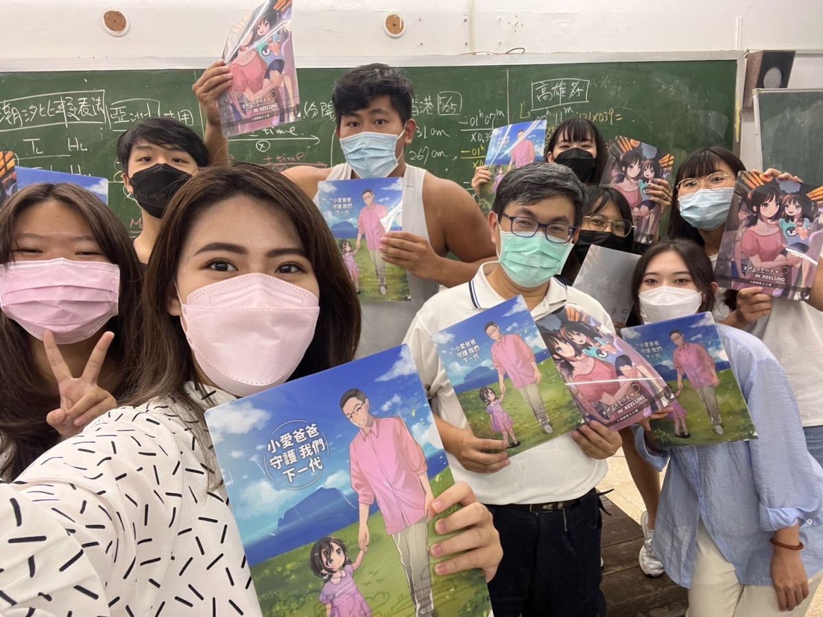 ▲謝國樑推出以本人為設計的動漫版小愛爸爸文件夾，有別於以往候選人本人相片，瞬間成為基隆超夯選戰宣傳小物。（圖 ／謝國樑競選辦公室提供）