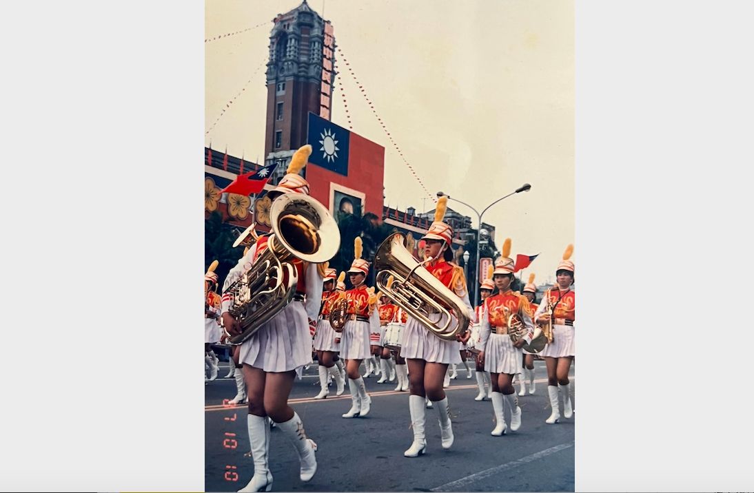 ▲前台北市副市長、台北市長參選人黃珊珊在臉書上貼昔日北一女樂隊照片，力挺高虹安。（圖／翻攝黃珊珊臉書）