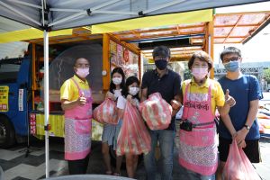 饅頭夫妻林波(左1)、靳寶儀(右2)多年來環島做愛心饅頭,今年8月來到宜蘭家扶中心做義賣,為家扶籌措新學期的獎助學金。(圖/記者康仲誠攝,2022.08.27) ▲饅頭姊姊靳寶儀(右2)、饅頭哥哥林波(左1)、多年來環島做愛心饅頭,今年8月來到宜蘭家扶中心做義賣,為家扶籌措新學期的獎助學金。(圖/記者康仲誠攝,2022.08.27)