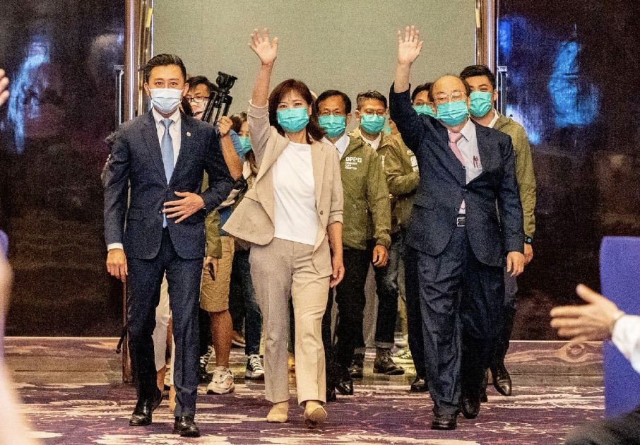 ▲蔡易餘轉述父親蔡啟芳的說法，認為柯建銘（右）、林智堅（左）是民進黨此次慘敗的戰犯。（圖／翻攝自沈慧虹臉書）