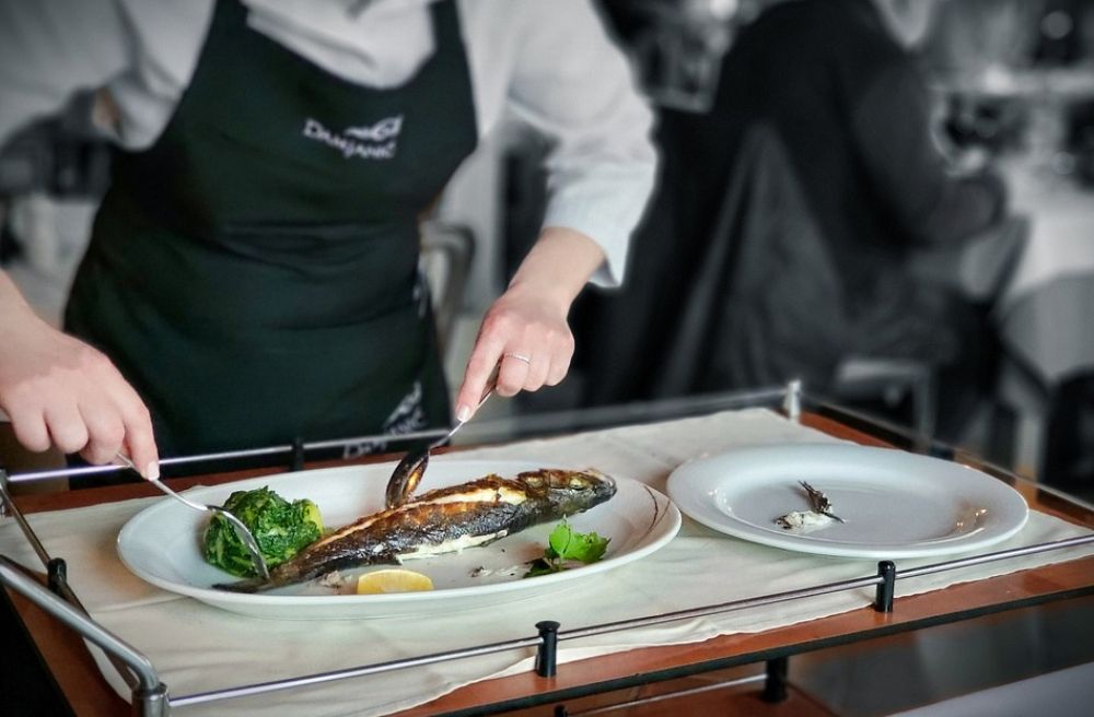 ▲餐飲業缺工潮仍持續，為了搶才，餐飲業者紛紛出招，開出誘人薪資與福利。（示意圖／取自Pixabay）