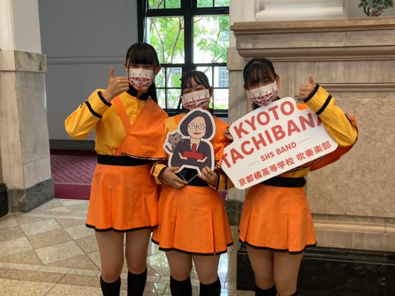 ▲京都橘高校吹奏樂部的學生來台參觀總統府。（圖／翻攝日台交流協會臉書）