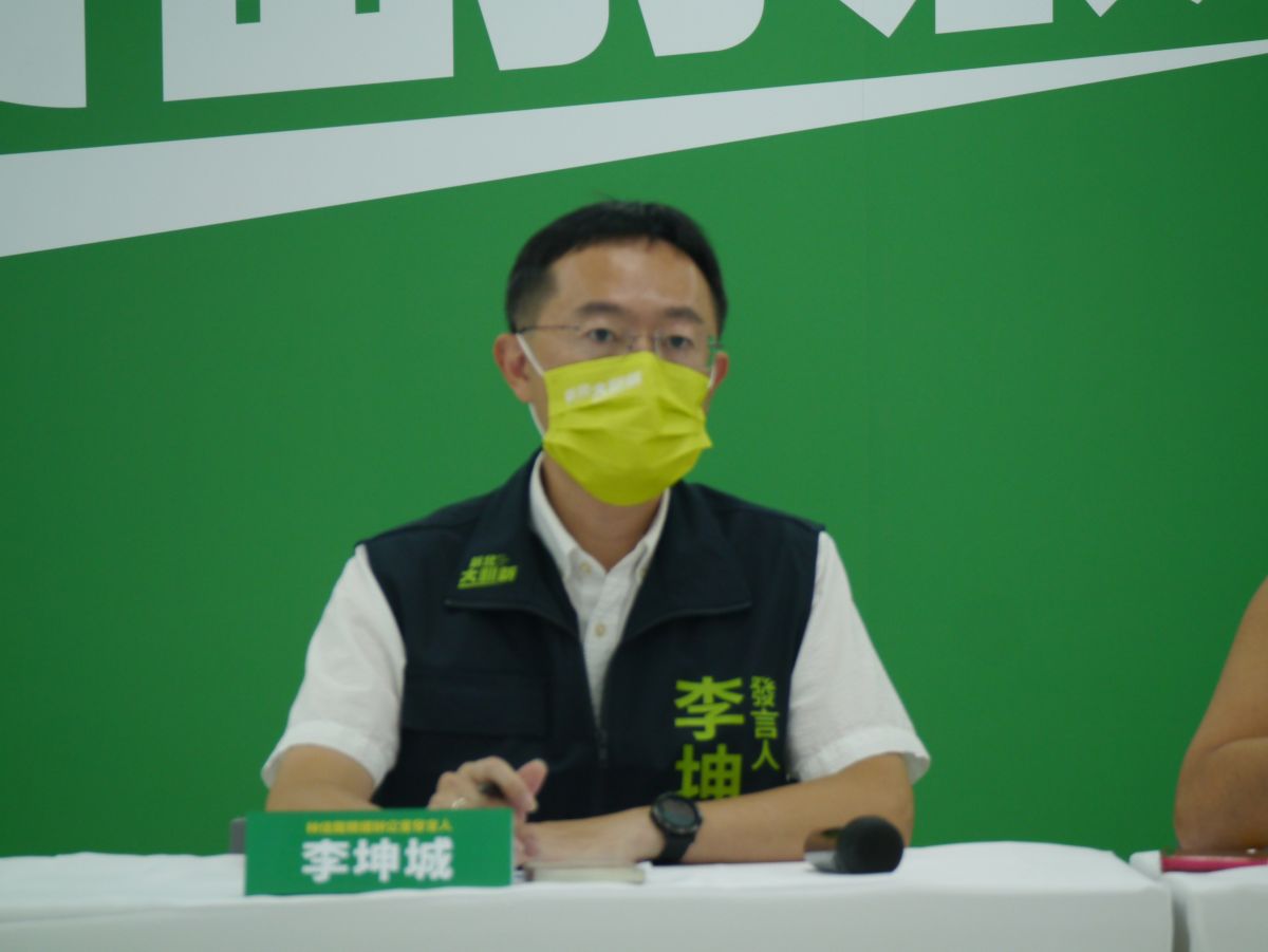 ▲李坤城呼籲新北市長侯友宜，應即刻宣布何時請假投入選舉，能上演「敢辯的勇氣」，讓雙方候選人有交叉詰問的機會。（圖 ／記者吳嘉億攝）