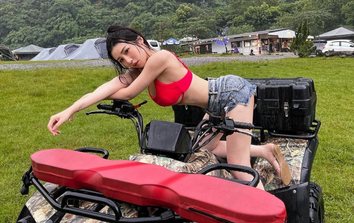 ▲許薇安穿紅色內衣入鏡，相當性感。（圖／翻攝自許薇安IG）