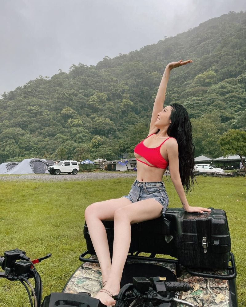 ▲許薇安在暴雨中拍照渾身濕透。（圖／翻攝自許薇安IG）