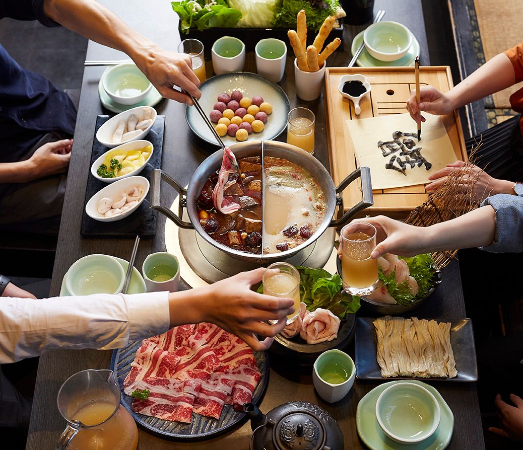 ▲父親節超狂優惠！繼王品牛排送龍蝦、馬辣問鼎麻辣鍋「爸爸幾歲就送幾片牛肉」，對中身分證嚮辣88折吃到飽；燒肉同話舉辦爸爸「腰圍越大送越多」大生蠔！這一鍋皇室秘藏鍋物免費招待XL牡蠣。（圖／這一鍋餐飲集團提供）