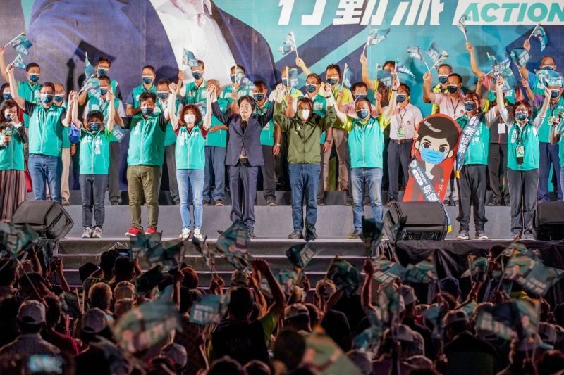 ▲賴清德繼上週形容蔡其昌像澤倫斯基，今晚站台又以「柴米油鹽醬醋茶」7字與媽媽市長畫上等號。（圖／蔡其昌競總提供，2022.10.07）