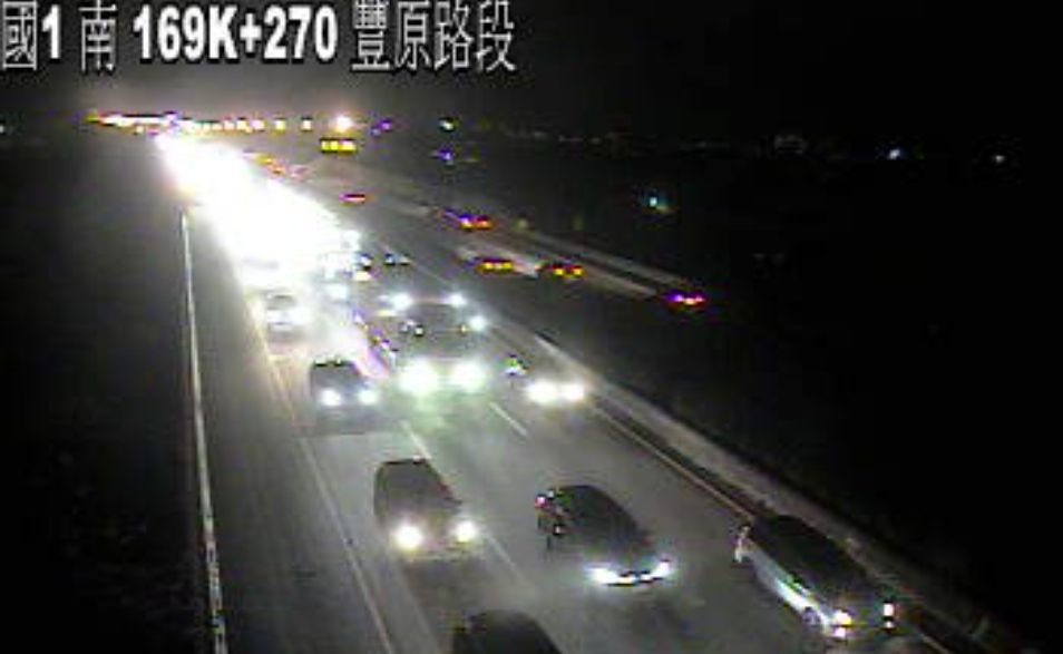 ▲國道1號南下169公里處、豐原交流道，今天（7日）晚間10時許，發生一起火燒車意外。（圖／國道監視器）