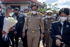 泰國幼托中心殺人案　總理赴現場向家屬致意