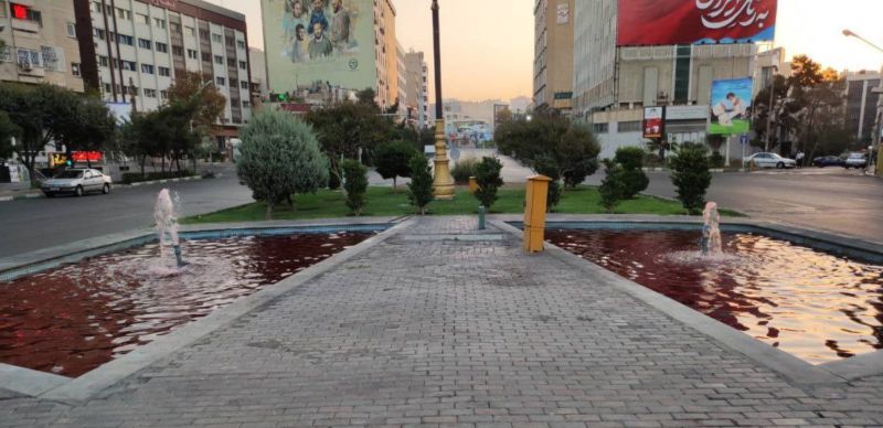 ▲藝術家將水染成紅色，導致伊朗首都德黑蘭一些噴泉看似噴出血液，象徵數週來當局血腥鎮壓民眾示威活動。（圖／翻攝自推特）