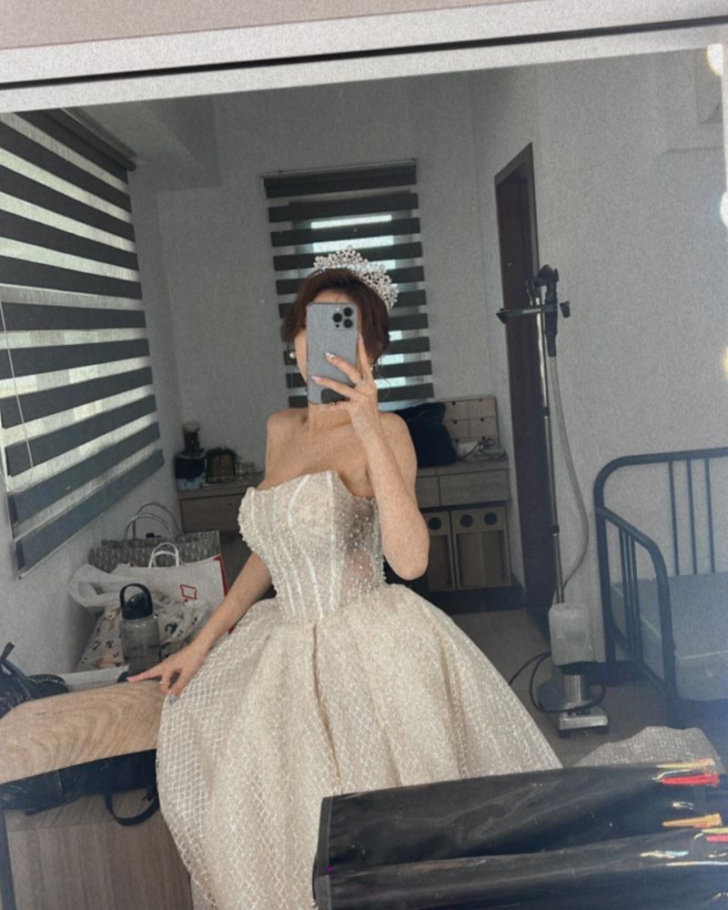 ▲▼平口婚紗包不住妖嬌的飽滿胸圍。（圖／DJ Swallow_妖嬌IG）