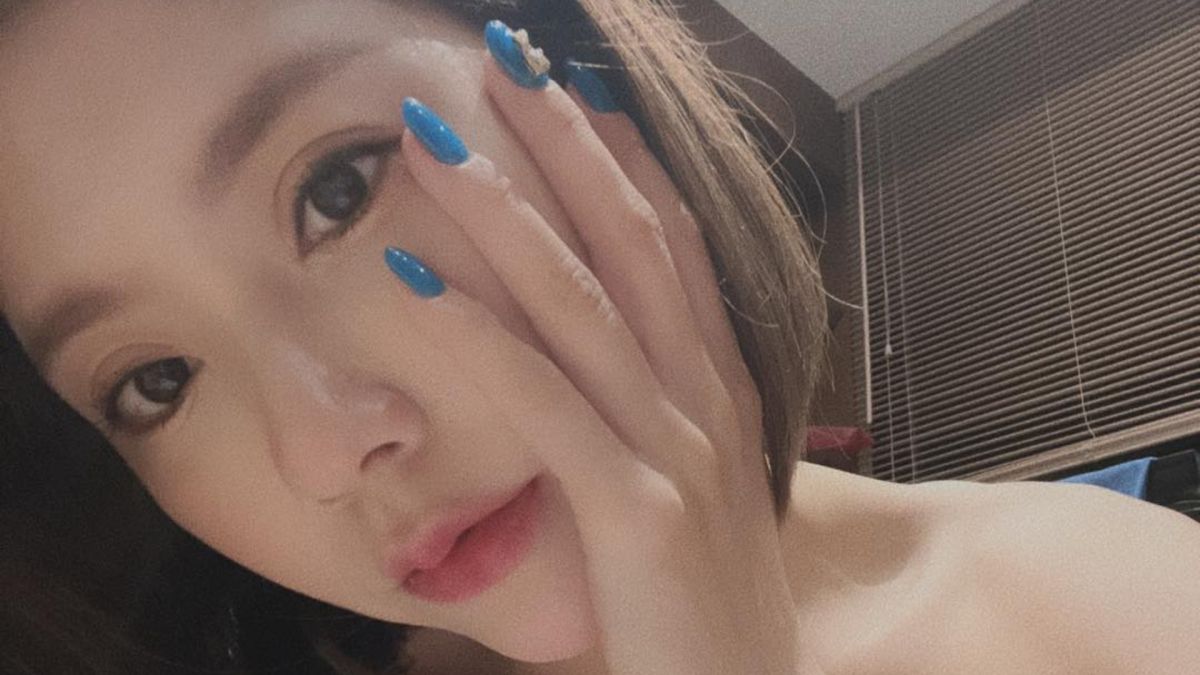 ▲前「黑澀會美眉」妖嬌穿婚紗，好身材成為亮點。（圖／DJ Swallow a.k.a 妖嬌臉書）