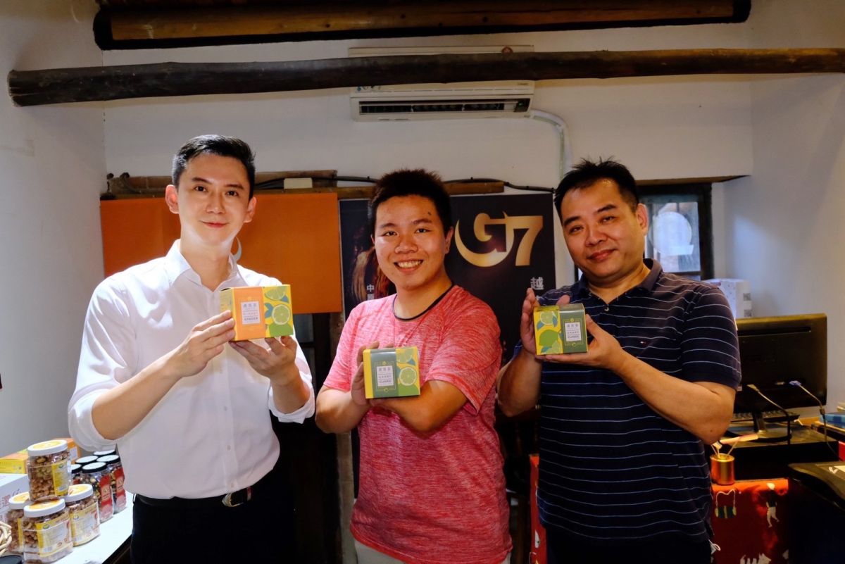 ▲鄭朝方訪全球柑仔店。竹北市長參選人鄭朝方 （左），虎克檸檬茶創辦人詹翔欽 （中），全球柑仔店創辦人徐惇穎博士（右）。（圖/鄭朝方團隊提供）