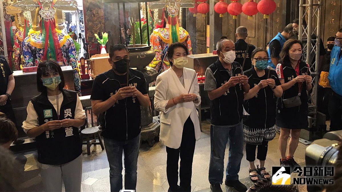 ▲台北市長參選人黃珊珊8日上午前往艋舺青山宮參拜，並於會後接受媒體訪問。（圖／記者丁上程攝，2022.10.08）