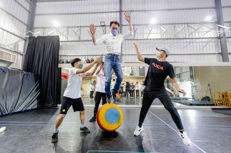 ▲鄭運鵬日前拜訪FOCA福爾摩沙馬戲團，承諾將桃園變成達人訓練基地。（圖／翻攝自鄭運鵬臉書）