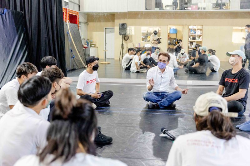 ▲鄭運鵬日前拜訪FOCA福爾摩沙馬戲團，承諾將桃園變成達人訓練基地。（圖／翻攝自鄭運鵬臉書）