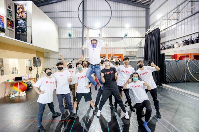 ▲鄭運鵬日前拜訪FOCA福爾摩沙馬戲團，承諾將桃園變成達人訓練基地。（圖／翻攝自鄭運鵬臉書）