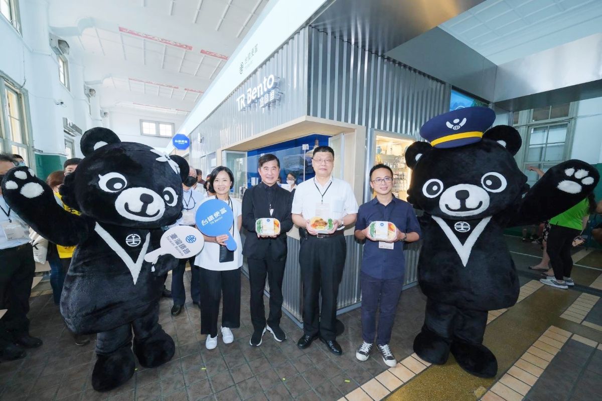 ▲台鐵企業形象改造案，包括「嘉義車站空間微改造」及「台鐵便當本鋪」，正式獲選 2022 Good Design Award。（圖／台鐵提供）