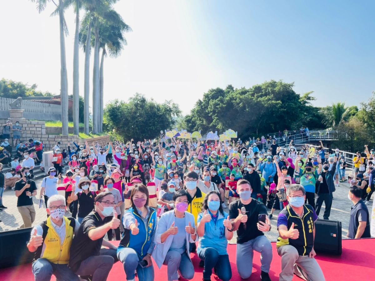 ▲「卦山大緃走、彰化兜兜圈」活動，由縣長王惠美帶領起步走，完登8條步道可抽大獎。（圖／縣府提供）