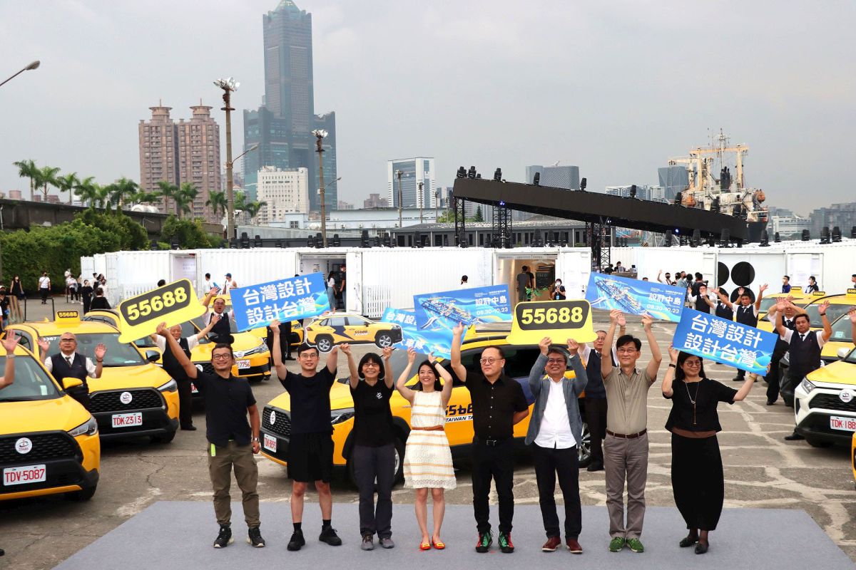 ▲高市府攜手台灣大車隊，全新車頂燈及車身設計正式上路。（圖／高市府提供）