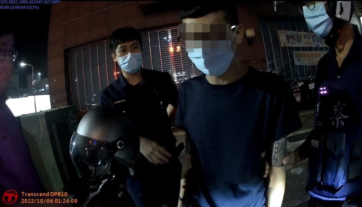 ▲重機男當場坦承咖啡包裡裝的是毒品，是自己在吸食的。（圖／記者郭凱杰翻攝）