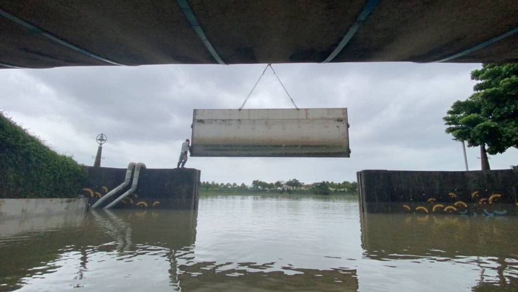 ▲宜蘭冬山河水位因大豪雨上升，為避免河水湧入親水公園園區內，親水公園臥龍橋水門8日上午關閉，冬山河航運（親水公園至宜蘭傳藝園區）配合暫停營業，將視水位狀況再恢復正常營運。（宜蘭縣政府提供）中央社記者沈如峰宜蘭縣傳真 111年10月8日