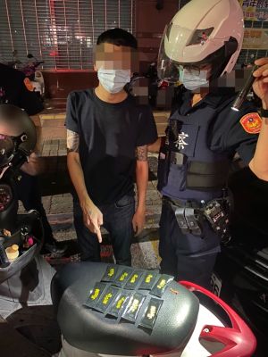 ▲廖男開啟機車置車廂員警當場夾層發現10包咖啡包，而且上面寫著「老子有錢」。（圖／記者郭凱杰翻攝）