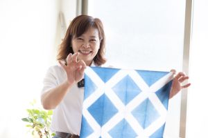 沈慧虹日前前往香山藍染與陶藝工作室「Dye業」拜訪 ▲沈慧虹日前前往香山藍染與陶藝工作室「Dye業」拜訪,感謝認真的香山青年連威棣,傳承藍染工藝技術。(圖/沈慧虹辦公室提供)