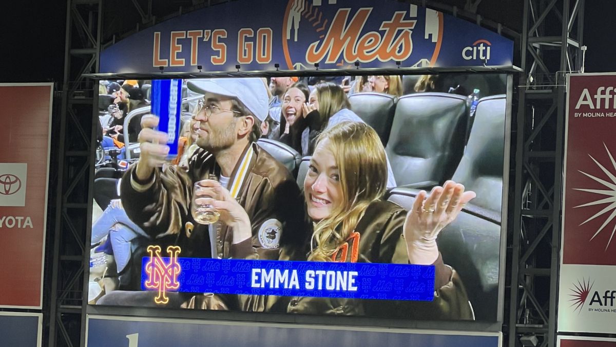 ▲艾瑪史東夫婦現身紐約花旗球場看球，結果被現場大都會球迷噓爆。（圖／翻攝自@SD_Sarcaster 推特）