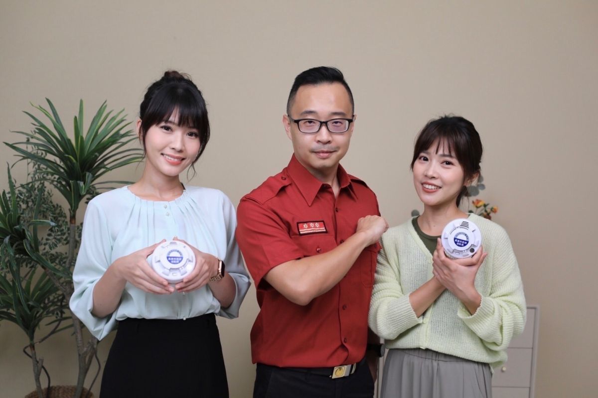 ▲推廣住宅安裝「住警器」的重要性，高雄市消防局火災預防科股長「打火哥」蔡宗翰(中)，與市府2名美女發言人張硯卿（左）、周璟瑜（右）聯手拍攝住警器宣導短片。(圖／高市府提供)