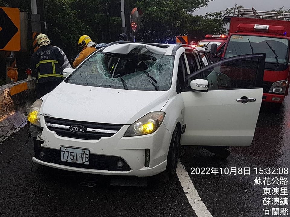 ▲今天（８日）台9線蘇花公路新澳隧道前，傳出落石崩落，恰好砸中一輛自小客車，造成４人受傷送醫。（圖／翻攝臉書《以蘇花公路即時路況為主的平台》）