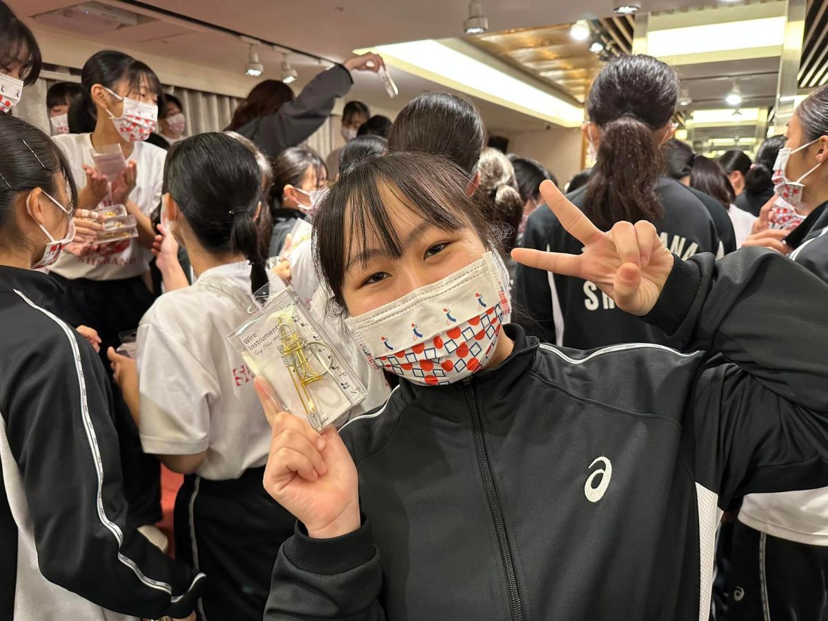 ▲橘高校吹奏樂部的學生獲贈鋁線製樂器鑰匙圈的小禮物。（圖／文化總會提供）