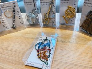 ▲橘高校吹奏樂部的學生獲贈「鋁線製樂器鑰匙圈」小禮物，由台灣鋁線藝術家鄧嘉銘所製作。