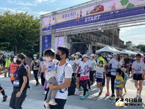 響應台灣女孩日 臺中女性公益伴跑力挺女孩權益 ▲臺中女性公益伴跑活動今日開跑,吸引四百名女孩參與,力挺女孩權益。(圖/記者金武鳳攝,2022.10.8)
