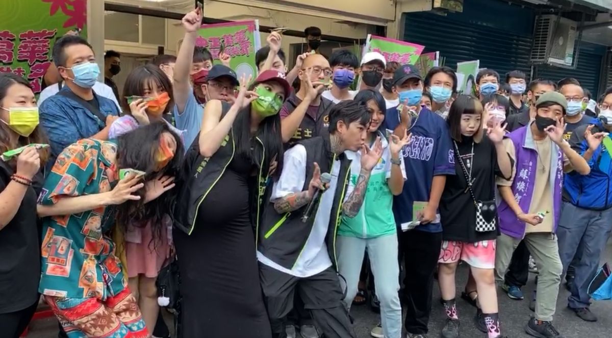 ▲謝和弦今天正式在南機場夜市旁成立競選總部，除了老婆陳緗妮挺著9個月身孕到場力挺外，眾多娛樂圈好友也都現身支持。（圖／翻攝謝和弦臉書）