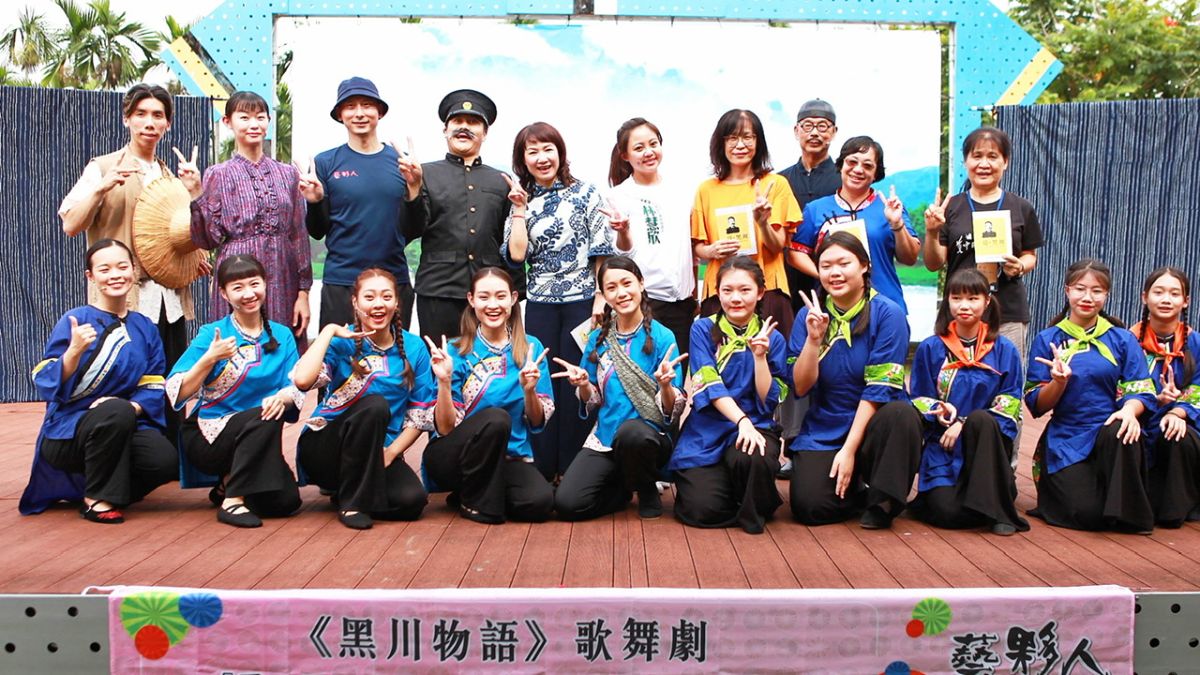▲《黑川物語》歌舞劇特別邀請美濃國中「美中時代」劇團的學生參與演出，在地人演出在地事。（圖／高市府客委會提供）