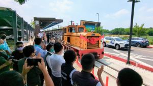 ▲蒜頭糖廠五分車首班於通車典禮後出發開往蒜頭糖廠，邀請在地參與月台藝術創作的學生搭乘（圖／嘉義縣政府提供）