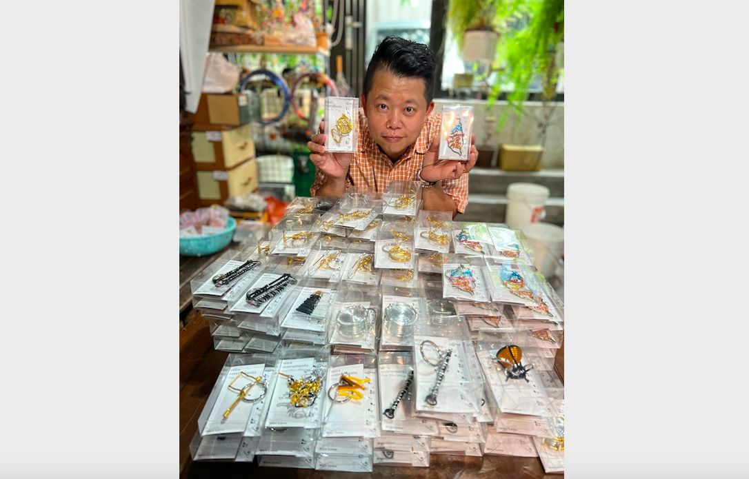 ▲有18年經驗的鋁線工藝師鄧嘉銘，特別製作鋁線製樂器鑰匙圈送給橘高校吹奏樂部的學生，歡迎他們來台表演。（圖／翻攝鄧嘉銘臉書）