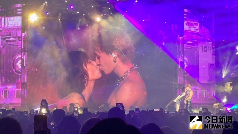 ▲泫雅、DAWN 10月初來台參加音樂節，高調在台上接吻。（圖／讀者提供）